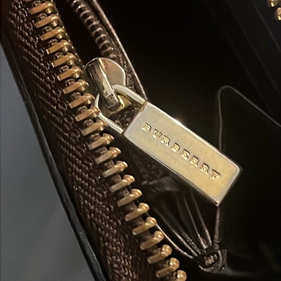 Burberry wallet in good condition,
4 1/2” by 7 1/2” pre loved plenty life left - Picture 7 of 11